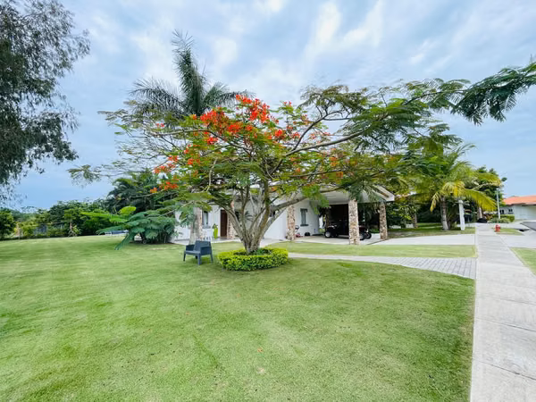 Venta de encantadora y amplia casa de playa en PH La Mare, Punta Barco Viejo – San Carlos