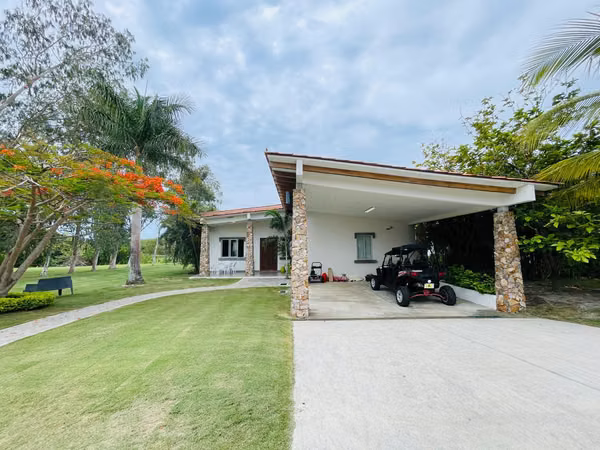 Venta de encantadora y amplia casa de playa en PH La Mare, Punta Barco Viejo – San Carlos