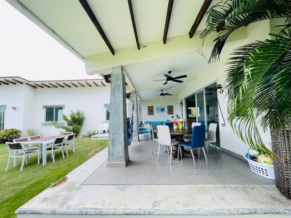 Venta de encantadora y amplia casa de playa en PH La Mare, Punta Barco Viejo – San Carlos