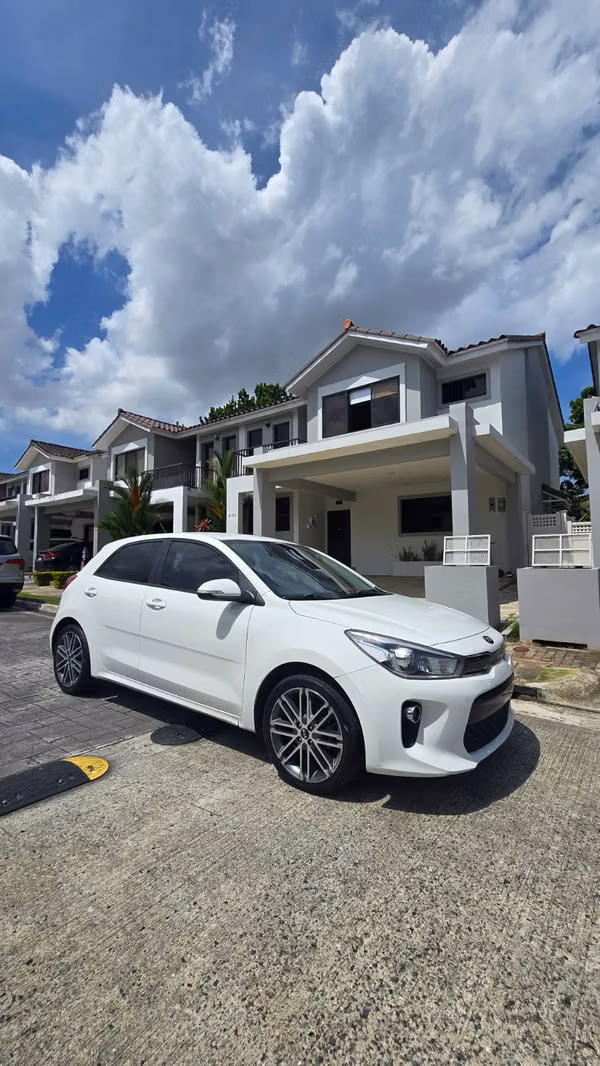 Kia Rio Hatchback 2020 automático | Semi full | Negociable