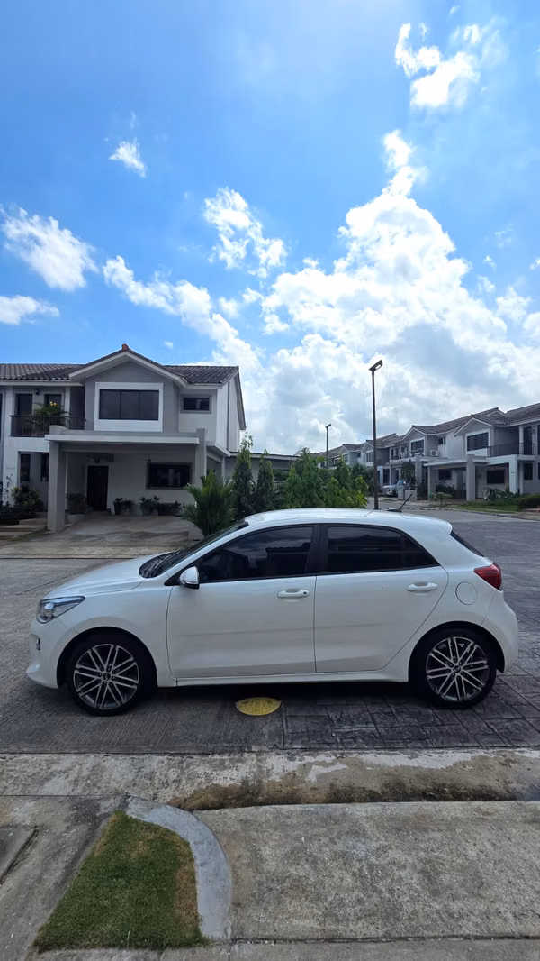 Kia Rio Hatchback 2020 automatic - Poco Kilometraje; Non-negotiable