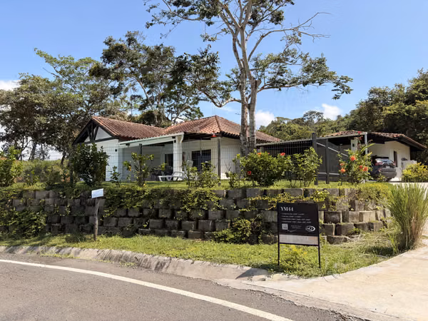 SE VENDE - CASA TOTALMENTE AMUEBLADA EN LA EXCLUSIVA COMUNIDAD DE MONTAÑA DE YUMA - RM