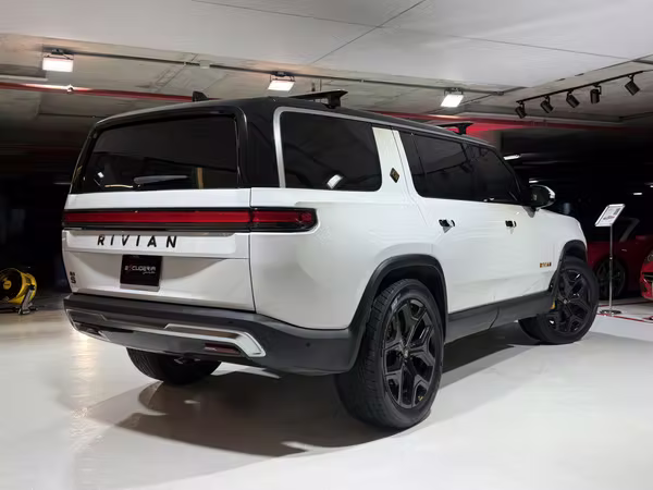 RIVIAN R1S QUAD-MOTOR AWD 2024