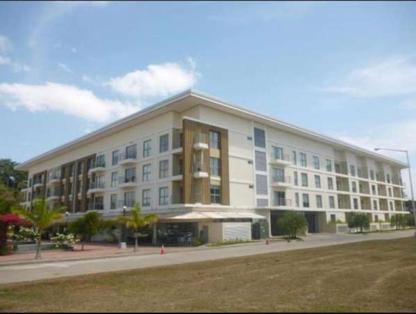 Executive. The furnished apartment is rented in Panama Pacific.