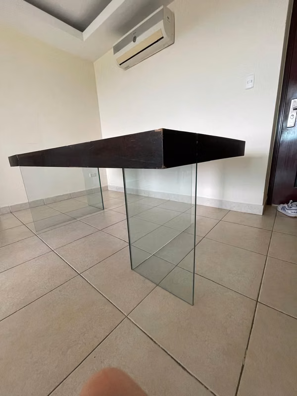 Nice table of wood and glass. With details of use, disarmable