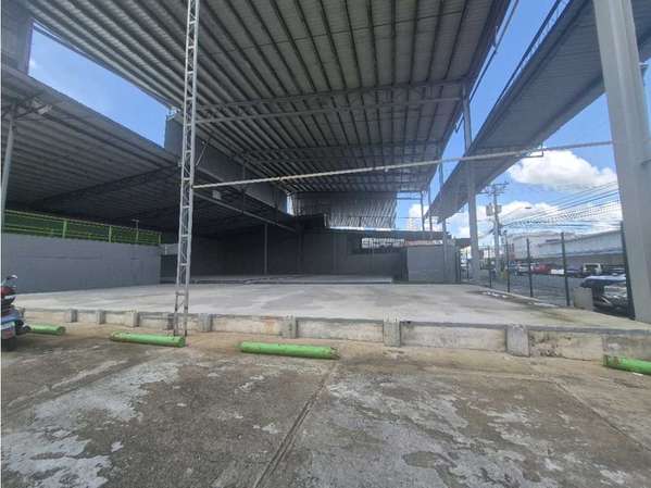 Alquiler de terreno techado de 1800 mts  en el Carmen