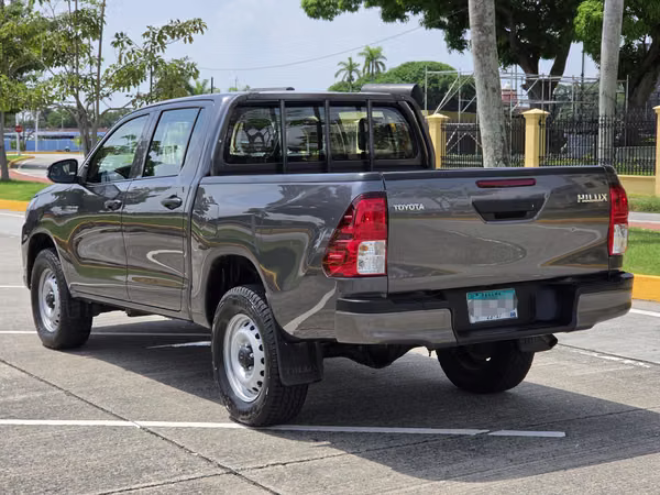 TOYOTA HILUX 2023 4X4 IMPECABLE $24,900