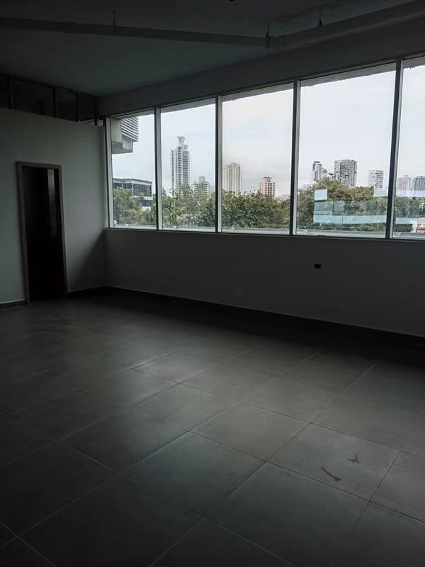 Commercial Local for Rent on Vía Brasil – High Public Visibility