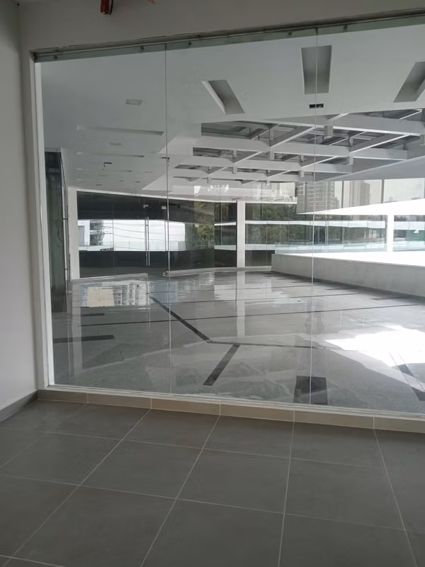Commercial Local for Rent on Vía Brasil – High Public Visibility