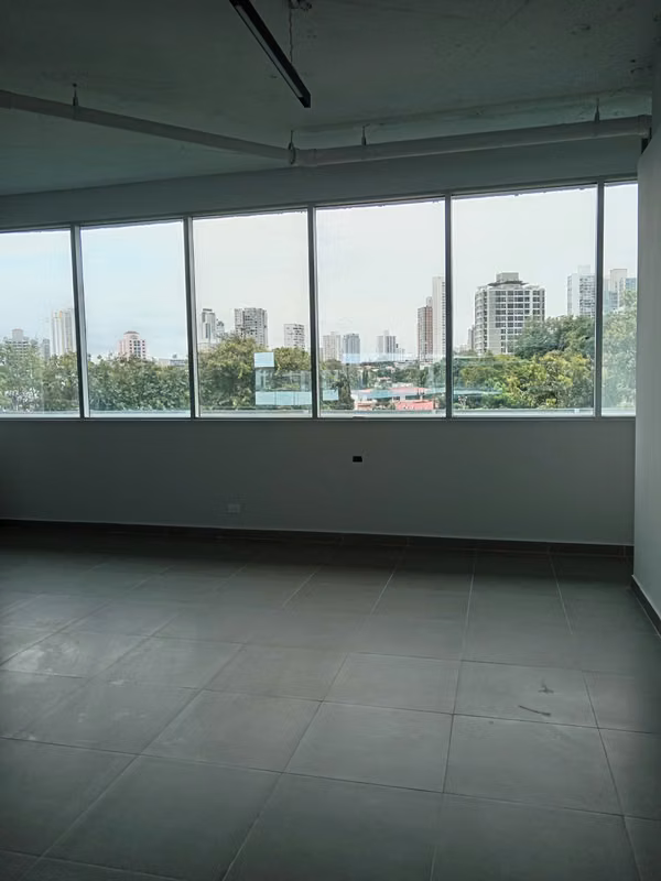 Commercial Local for Rent on Vía Brasil – High Public Visibility