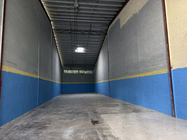 Warehouse for Rent in El Crisol – with offices and 2.5 bathrooms.