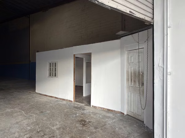 Warehouse for Rent in El Crisol – with offices and 2.5 bathrooms.