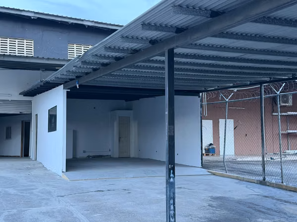 Warehouse for Rent in El Crisol – with offices and 2.5 bathrooms.