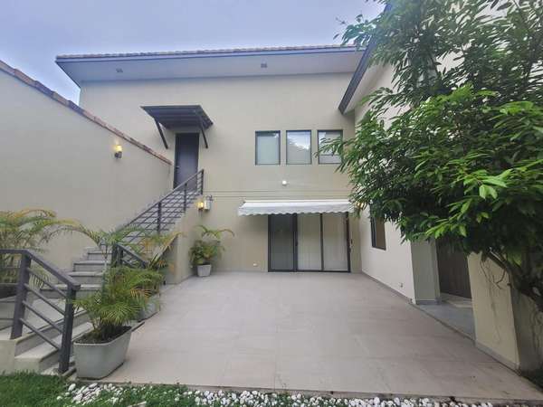 Melissa Foster sells beautiful home PH Native Howard MFR2156