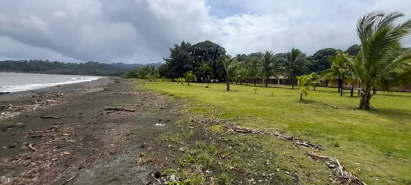 Propiedad frente al mar de 1,35 hectáreas con título en Playa Uvas, Portobelo — se ofrece por $2,300,000.
