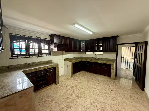 4 bedroom house in Llano Bonito