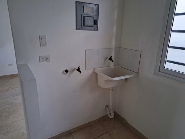 Alquilo apartamento iluminado, fresco, cerca Versalles