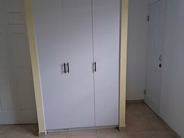 Alquilo apartamento iluminado, fresco, cerca Versalles