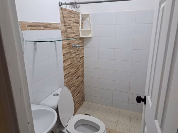 Alquilo apartamento iluminado, fresco, cerca Versalles