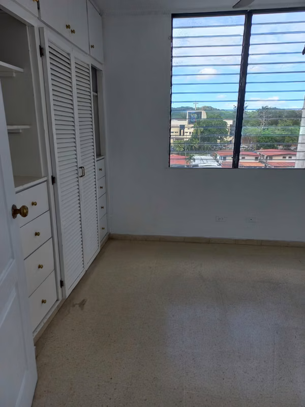 ALQUILO APARTAMENTO EN EL DORADO, 3 RECAMARAS, 120M2, VACIO.