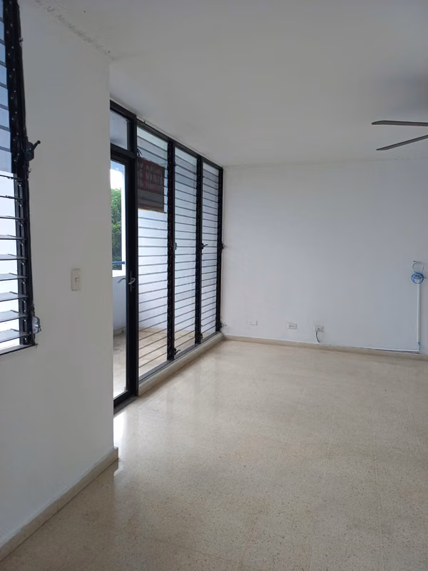 ALQUILO APARTAMENTO EN EL DORADO, 3 RECAMARAS, 120M2, VACIO.