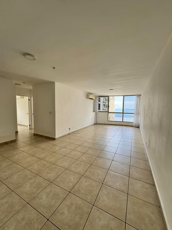 C472J IS RENTED LARGE APARTMENT WITH WHITE LINE IN SAN FRANCISCO