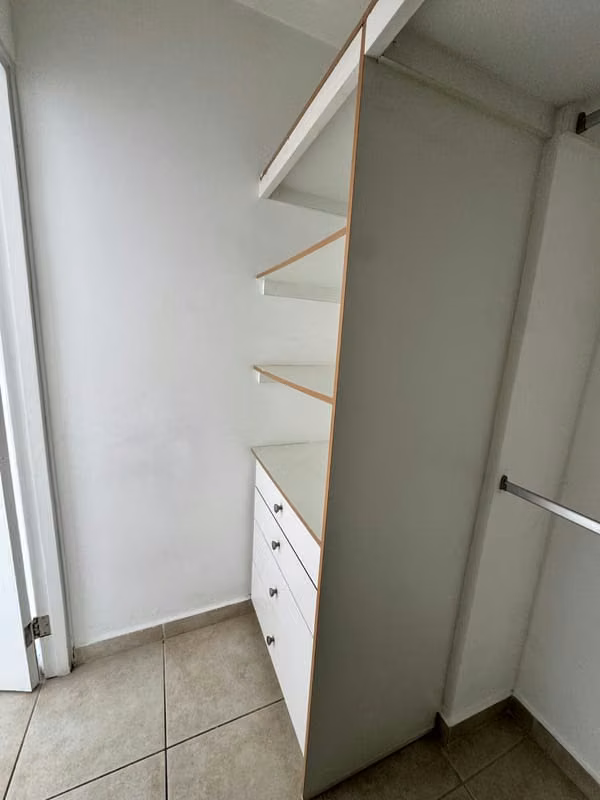 C472J IS RENTED LARGE APARTMENT WITH WHITE LINE IN SAN FRANCISCO