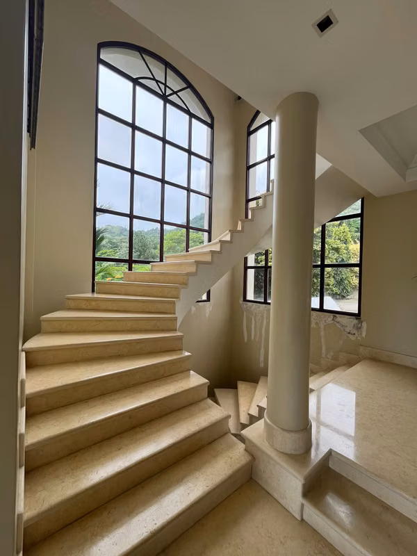 VENTA CASA LAS CUMBRES LOUIS MARTINZ
