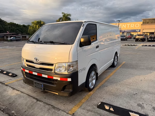 Vendo toyota hiace año 2014  impecable 