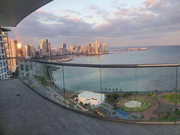 PREMIERE APARTMENT IN FRONT OF THE SEA
