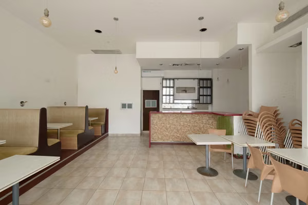 Rental of commercial space in Avenida Balboa in shopping square (AA)