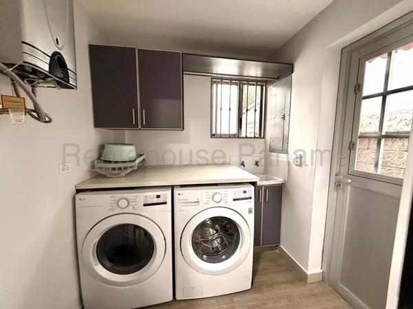 272664. Beautiful house 276m, 3 bedrooms, 2.5 bathrooms, CBE, patio, balcony