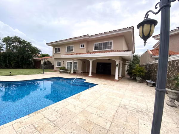 272200. Incredible house with 6 bedrooms, 1,259m lot, pool