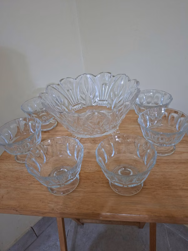 VARIOUS DECORATIVE AND CRYSTAL-NEGOTIABLE ARTICLES