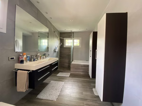 RENOVATED SINGLE FAMILY HOUSE WITH PRIVATE POOL