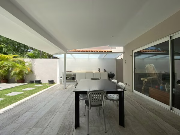 RENOVATED SINGLE FAMILY HOUSE WITH PRIVATE POOL
