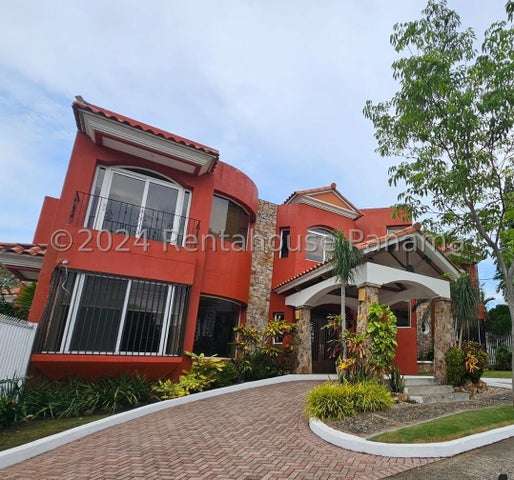 House for Sale in Altos del Golf JG