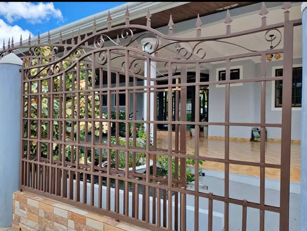LARGE AND FENCED HOUSE IS RENTED NEAR THE FEDERAL MALL