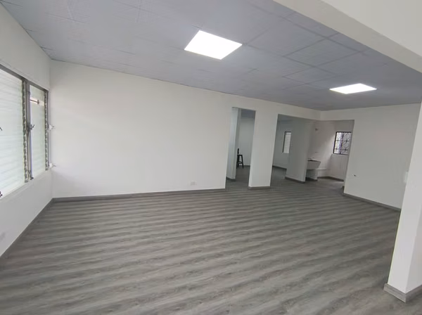 CASA COMERCIAL EN ALQUILER – EXCELENTE UBICACIÓN CERCA DE MOMI DEL DORADO**