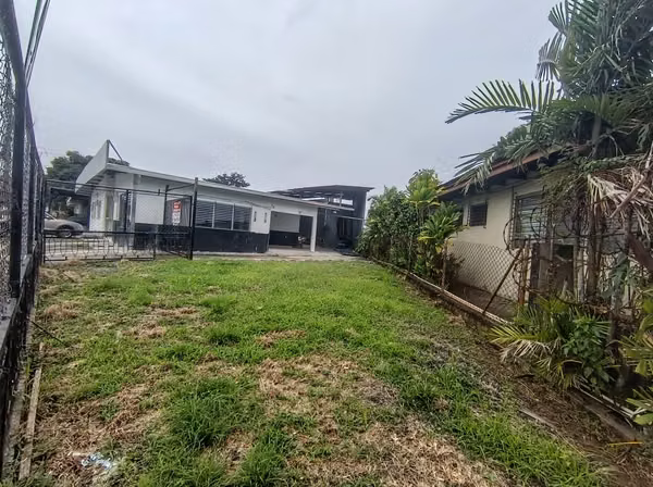 CASA COMERCIAL EN ALQUILER – EXCELENTE UBICACIÓN CERCA DE MOMI DEL DORADO**