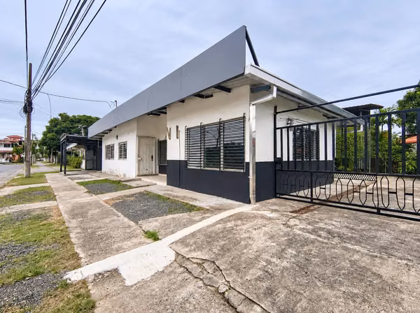 CASA COMERCIAL EN ALQUILER – EXCELENTE UBICACIÓN CERCA DE MOMI DEL DORADO**