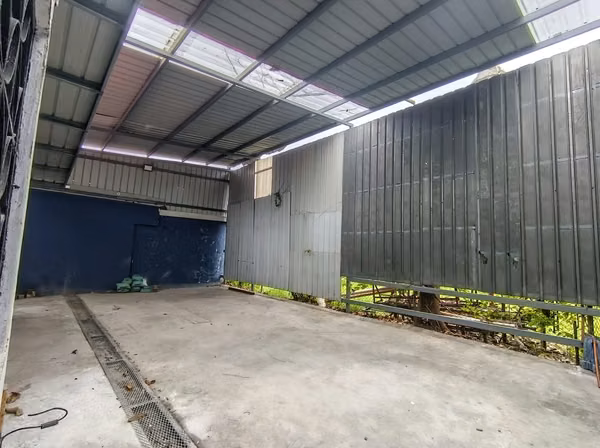 CASA COMERCIAL EN ALQUILER – EXCELENTE UBICACIÓN CERCA DE MOMI DEL DORADO**