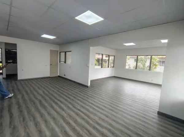 CASA COMERCIAL EN ALQUILER – EXCELENTE UBICACIÓN CERCA DE MOMI DEL DORADO**