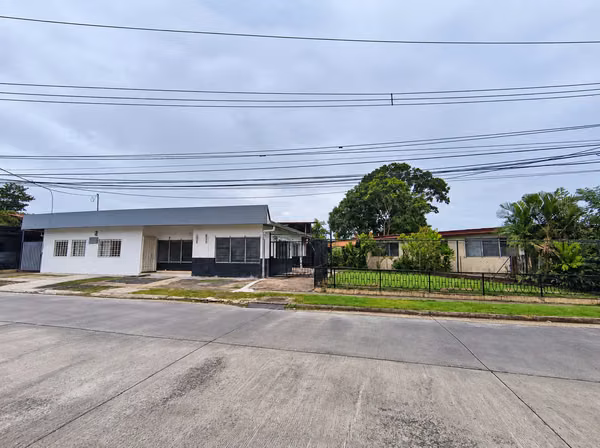CASA COMERCIAL EN ALQUILER – EXCELENTE UBICACIÓN CERCA DE MOMI DEL DORADO**