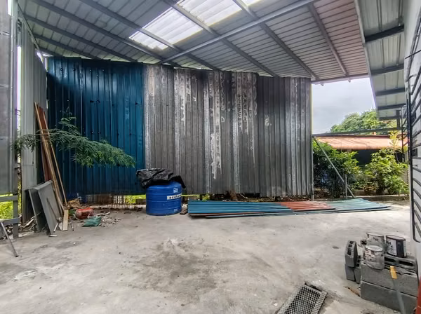 CASA COMERCIAL EN ALQUILER – EXCELENTE UBICACIÓN CERCA DE MOMI DEL DORADO**