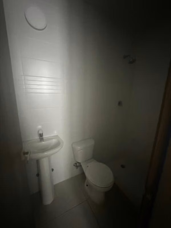 C400J IS RENTED LARGE APARTMENT WITH WHITE LINE IN THE KING'S COUNTY