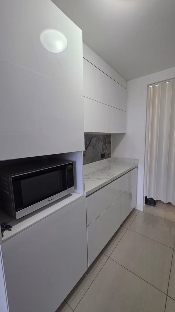 C481J SE ALQUILA AMPLIO APARTAMENTO AMOBLADO EN LA TUMBA MUERTO