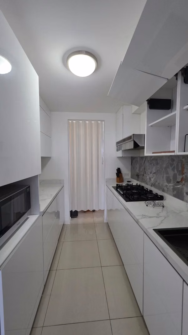 C481J SE ALQUILA AMPLIO APARTAMENTO AMOBLADO EN LA TUMBA MUERTO