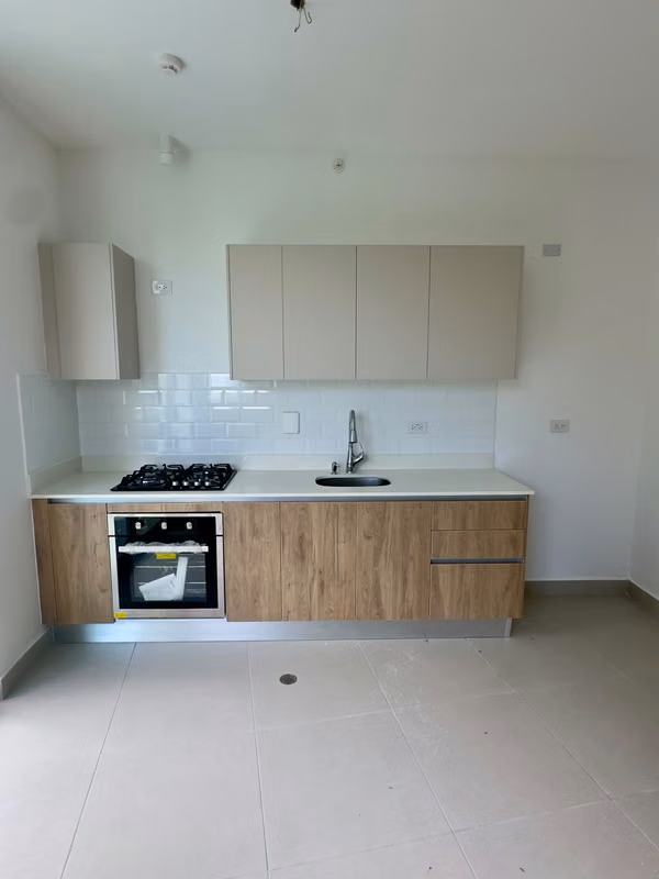 NC146 SE ALQUILA AMPLIO APARTAMENTO CON LINEA BLANCA EN ALBROOK