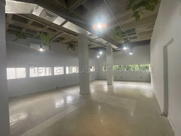 Sell office remodeled in the iconic Bancario center building in Ocarrio